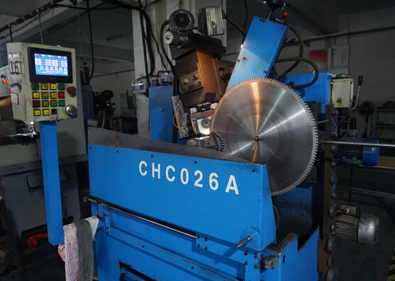 彩运网生產(chǎn)車(chē)間-磨齒機(jī)